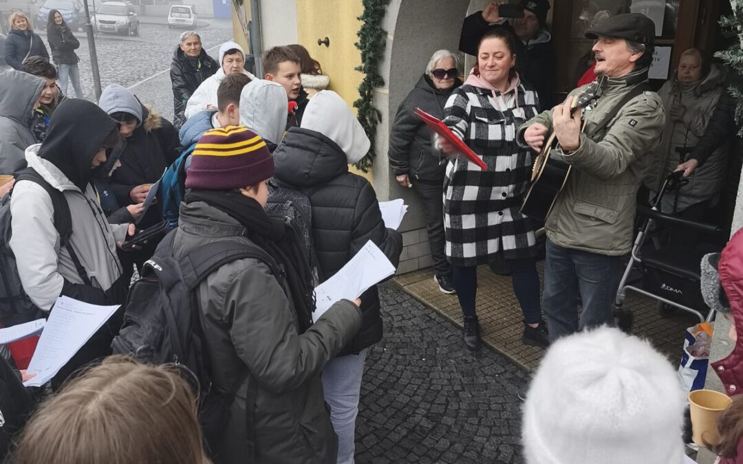 Koledy na náměstí potěšily seniory