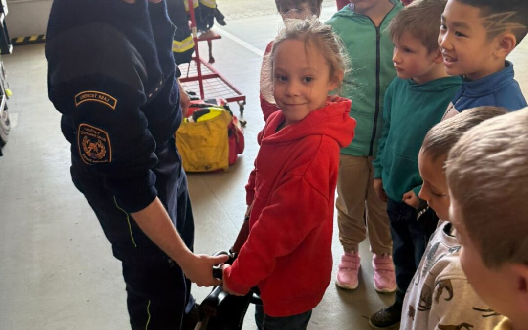 Přípravka na návštěvě u hasičů